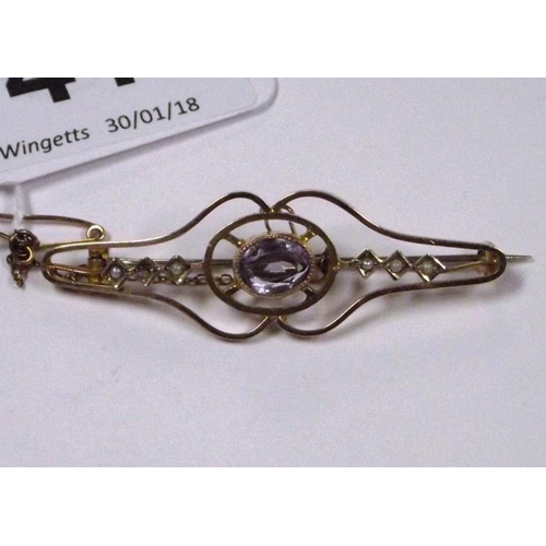 41 - Edwardian 9 ct. yellow gold amethyst and seed pearl openwork brooch, with safety chain, 3.7 g.