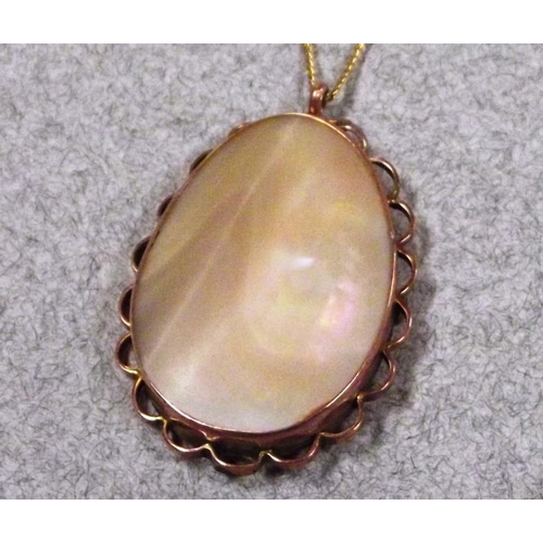 43 - Mother-of-pearl drop pendant in 9 ct. rose gold mount, on a fine 9 ct. yellow gold chain.