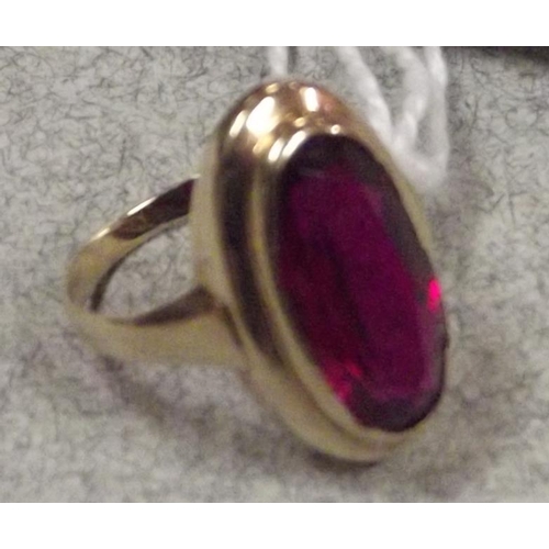 50 - 9 ct. yellow gold ring set with clear red stone, size H, 2.3 g.