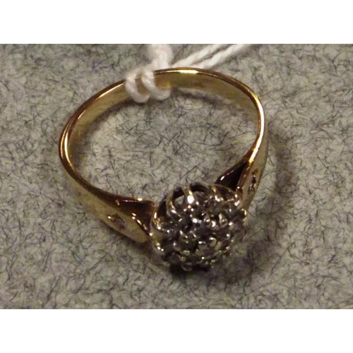 61 - 9 ct. yellow gold 21 diamond cluster ring, size L, 2.1 g.