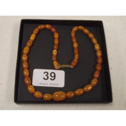 39 - 'Butterscotch' amber bead necklace, 11.6 g.