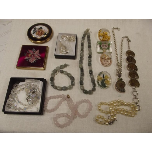 43 - Similar lot of costume jewellery.