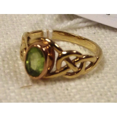 112 - Clogau gold ring set with peridot, size N, 3 g.