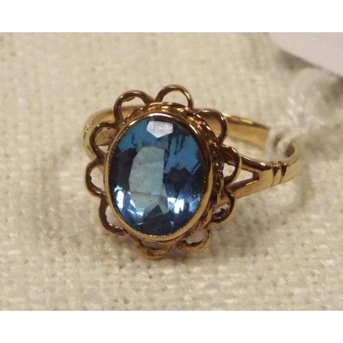 118 - 9 ct. yellow gold ring set with a clear blue stone, size P, 3.2 g.