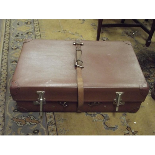 204 - Vintage suitcase.
