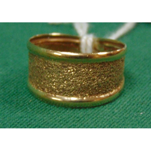 50 - 9ct. yellow gold mesh effect ring, size P, 1.3g.