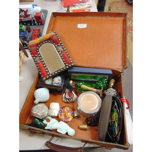 136 - Vintage suitcase containing a quantity of collectables.