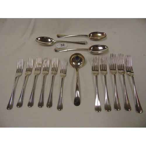 32 - Canteen of George V silver cutlery, 15 pieces, 1937/38, approx. 32 oz. total.