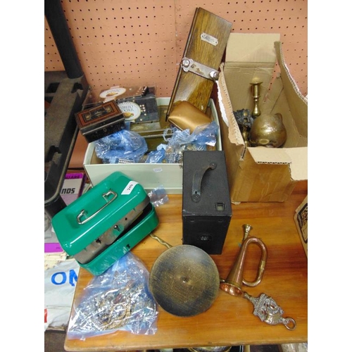 249 - Box of mixed to include costume jewellery, brassware and oddments.