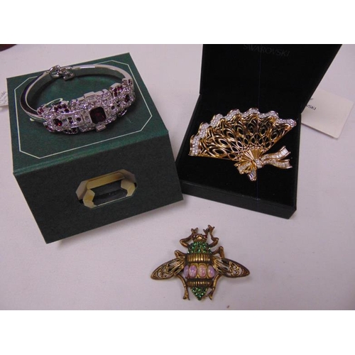 116 - Swarovski fan brooch, Cristalina bracelet, etc.