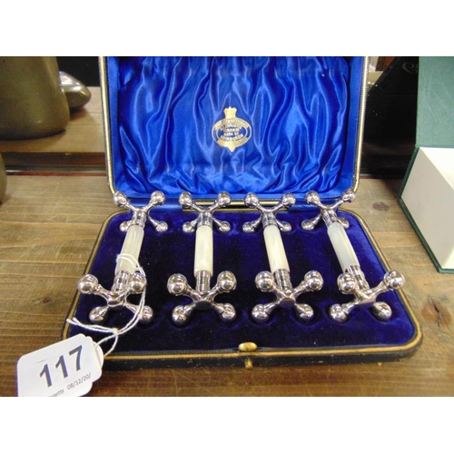 117 - Set of four silver plated and mother of pearl knife rests, in fitted case.