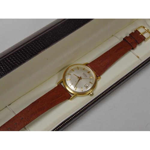 19 - Vintage Roamer Rotodate gents wristwatch, gold plated case with silvered dial and date aperture, on ... 