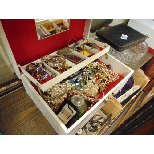 122 - Box of costume jewellery.