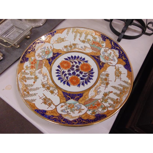 170 - Imari circular charger, ornately gilded and decorated to reverse, impressed character marks, 14.5