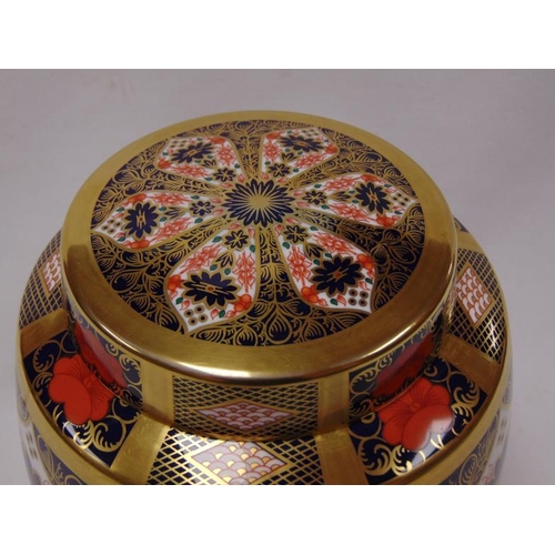 2 - Pair of Royal Crown Derby Old Imari ginger jars and covers with heavy gold banding, 1128 pattern, fi... 