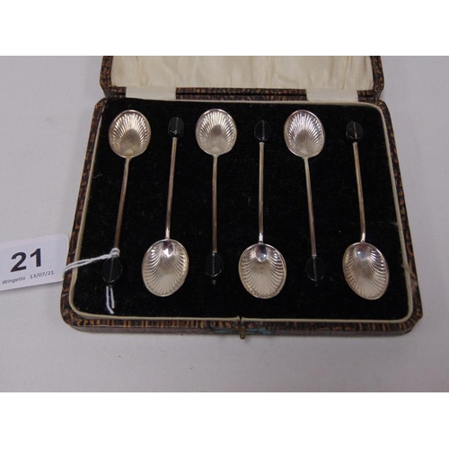 21 - Set of six George V silver bead handled coffee spoons, Birmingham 1927, in fitted case.