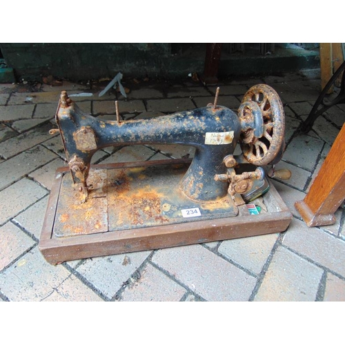 234 - Singer sewing machine, for restoration.