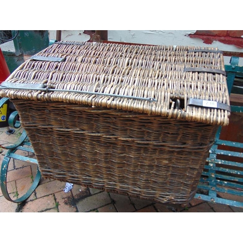 238 - Vintage wicker laundry basket, 22 x 30 x 19