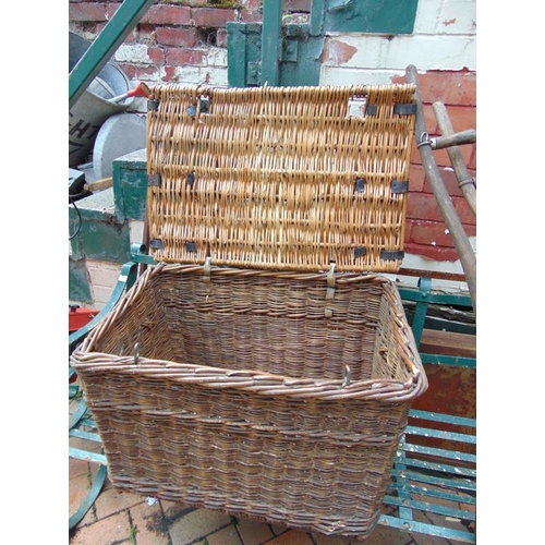 238 - Vintage wicker laundry basket, 22 x 30 x 19