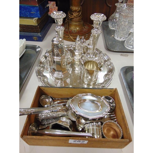 282 - Collection of plated ware to include sifter, pair of candlesticks, cake slice etc.