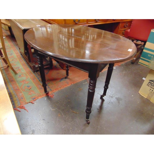 336 - Mahogany centre table, oval top and on turned supports. 27 x 36 x 24