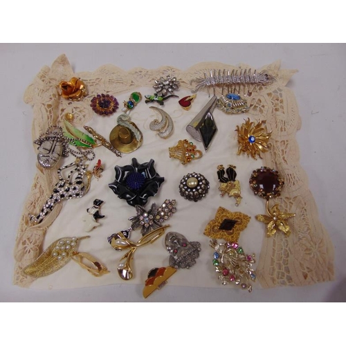 62 - Costume jewellery brooches.