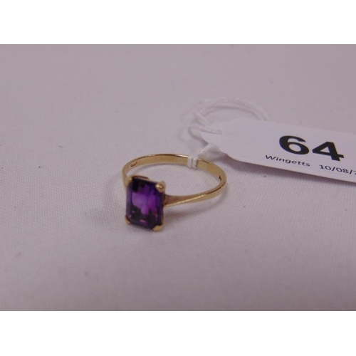 64 - 9ct yellow gold ring set with amethyst, size S, 2.1g.