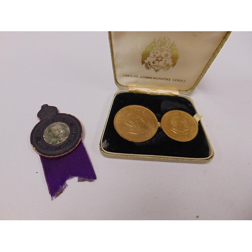 29 - Cased Tonga oil series of guilt coins 1969, together with a commemorative rosette of George V visit ... 