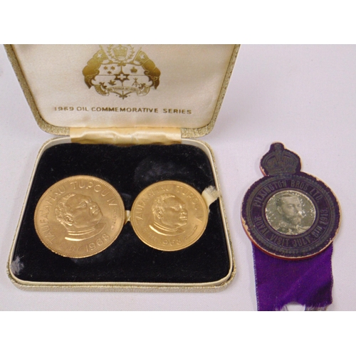 29 - Cased Tonga oil series of guilt coins 1969, together with a commemorative rosette of George V visit ... 