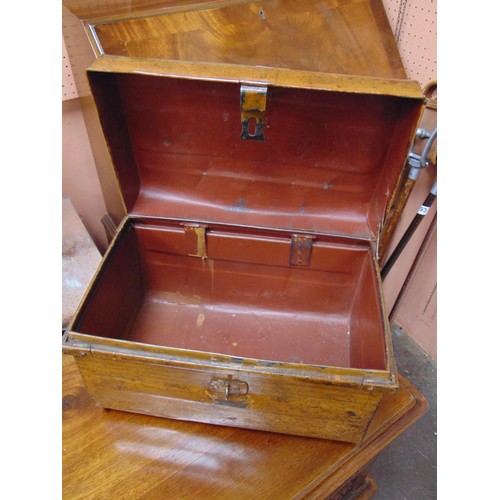 232 - Small tin trunk, having lift up lid and handle. 9 x 13.5 x 9