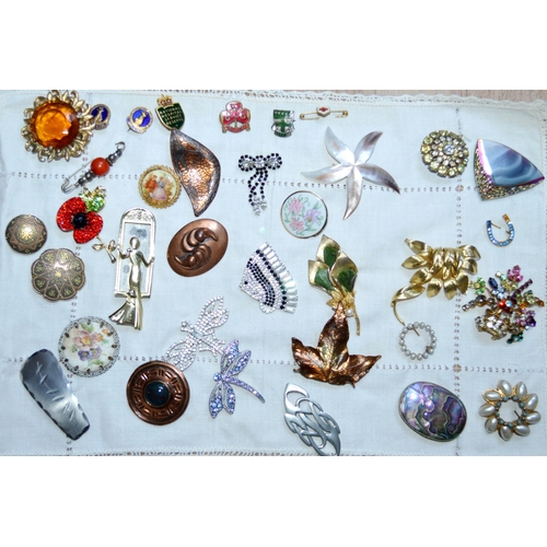 120 - Costume jewellery collectable brooches.