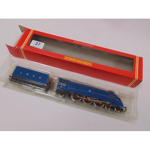 37 - Hornby Railways LNER 4-6-2 Locomotive 'Mallard' Class A4, boxed.