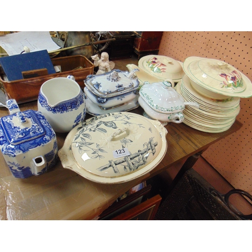 123 - Floral dinner service, tureens etc.