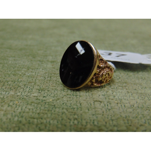 37 - 9ct gold gents signet ring with large black stone, size R, 7.6g.