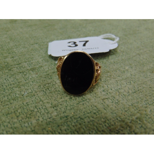 37 - 9ct gold gents signet ring with large black stone, size R, 7.6g.