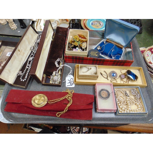 549 - Interesting selection of jewellery.