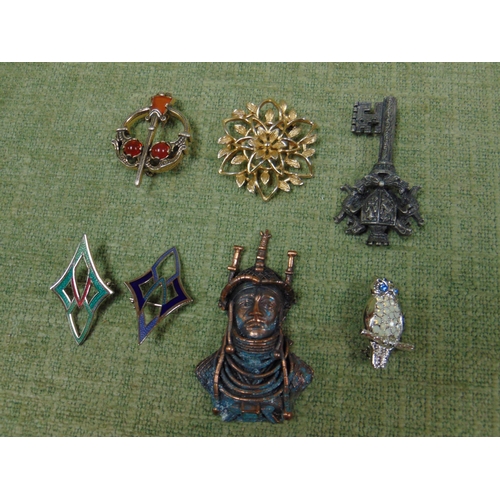 59 - Selection of decorative brooches.