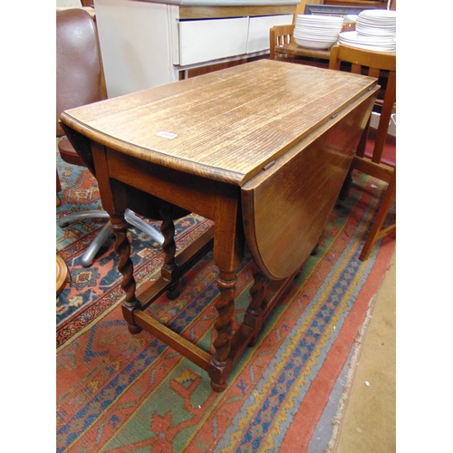 389 - An oak gateleg dining table, set on barley twist supports. 30 x 38 x 19