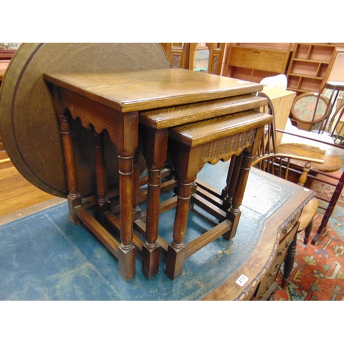 409 - Reproduction oak nest of three tables on turned supports , the tallest 19