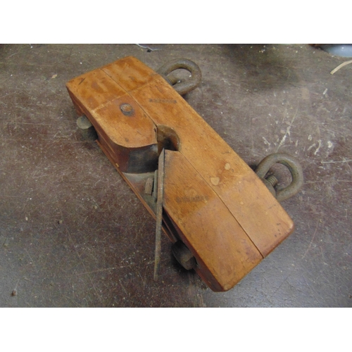 350 - Two vintage wood planes and a mirror (3).