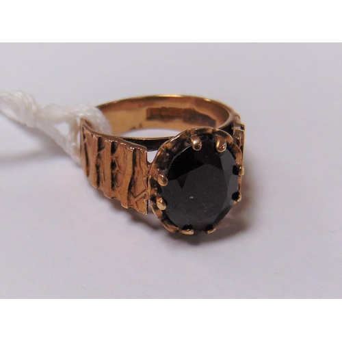 191 - 9ct gold ring set with an oval garnet, size J, 3.9g.