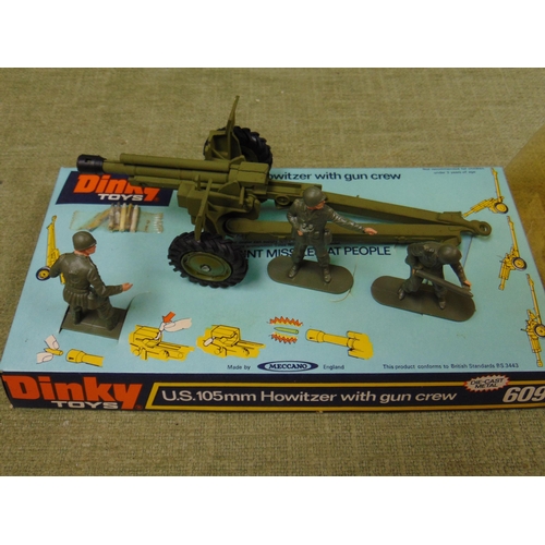 196 - Dinky Toys U.S. 105mm Howitzer with gun crew, 609.