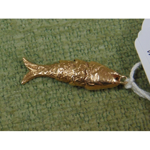 54 - 9ct gold articulated fish pendant / charm, 4.8g.