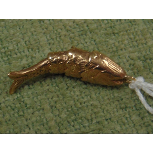 54 - 9ct gold articulated fish pendant / charm, 4.8g.