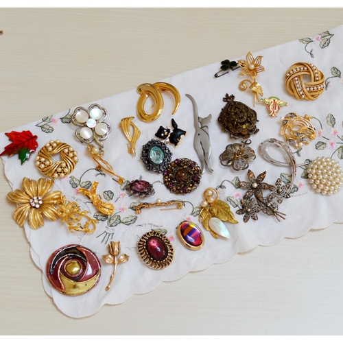 66 - Various collectable costume jewellery brooches.