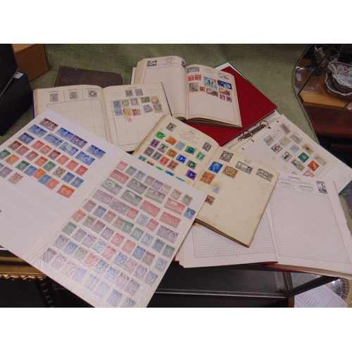 100 - Collection of stamps in albums.