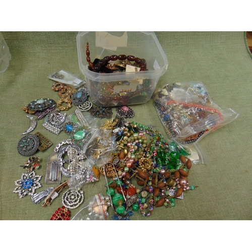 138 - Good selection of costume jewellery.