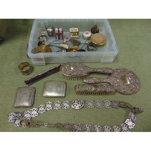 148 - Various trinkets.