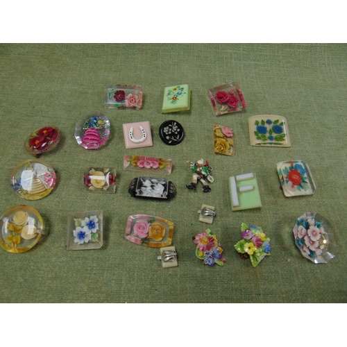 163 - Collection of Art Deco plastic / Perspex brooches.