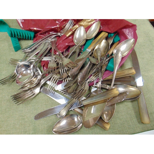 172 - Various cutlery.